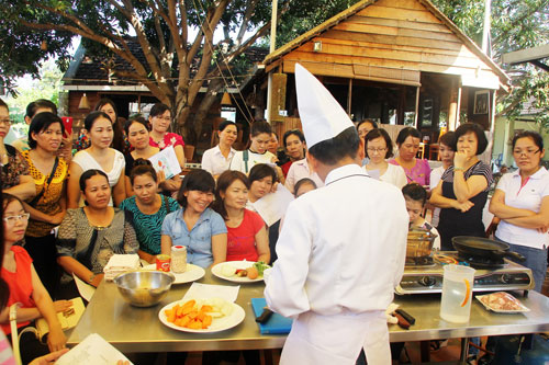 Nha Trang: Khatoco bồi dưỡng kiến thức nấu ăn cho nữ công nhân viên - 3