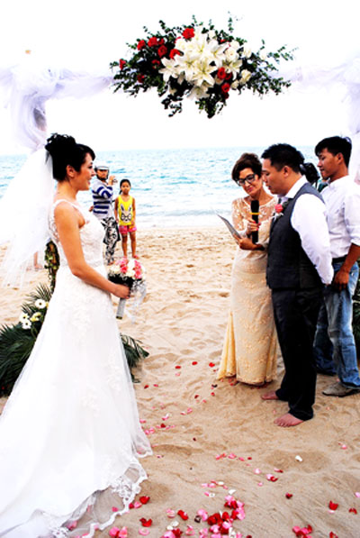 Tổ chức tiệc cưới trên bãi biển Nha Trang - 1