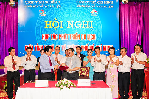 TPHCM ký kết hợp tác phát triển du lịch 4 tỉnh Bắc Trung Bộ - 1