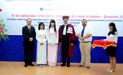 Lễ Tốt nghiệp hai văn bằng Đại học Ngành Du lịch Việt - Pháp - 1