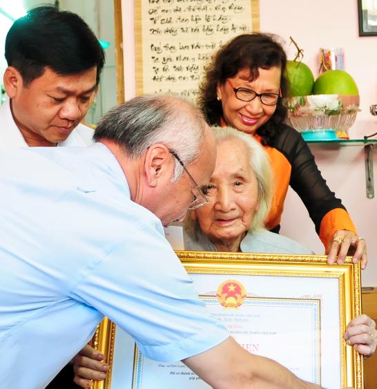 Thủ tướng Nguyễn Tấn Dũng tặng Bằng khen Nhạc sư Nguyễn Vĩnh Bảo - 2