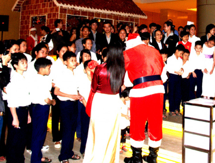 Khách Sạn Sheraton Nha Trang tổ chức tiệc Giáng sinh cho trẻ mồ côi - 1