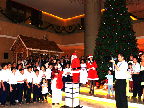Khách Sạn Sheraton Nha Trang tổ chức tiệc Giáng sinh cho trẻ mồ côi - 3