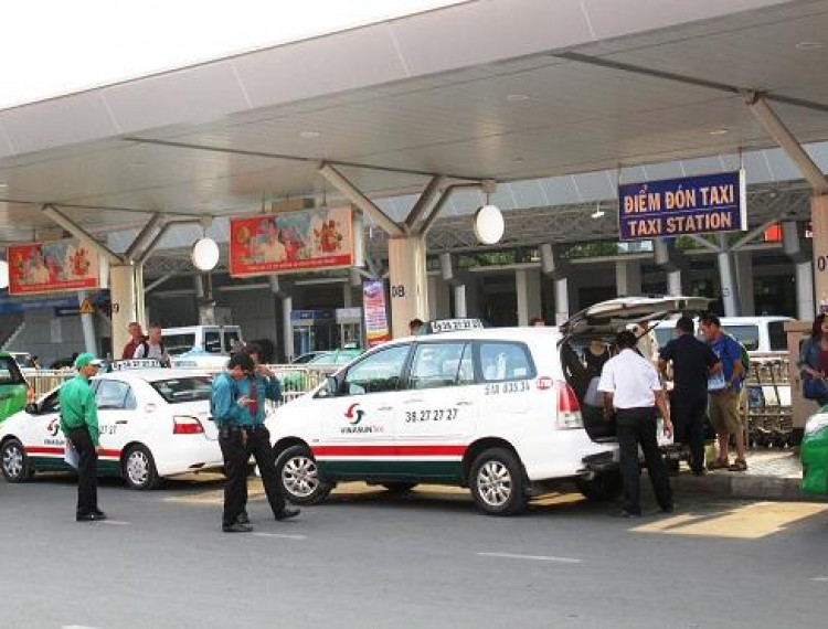 Tài xế taxi tại sân bay Tân Sơn Nhất “chê” khách! - 1