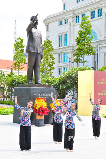 Long Trọng Lễ khánh thành Tượng đài Chủ tịch Hồ Chí Minh - 15