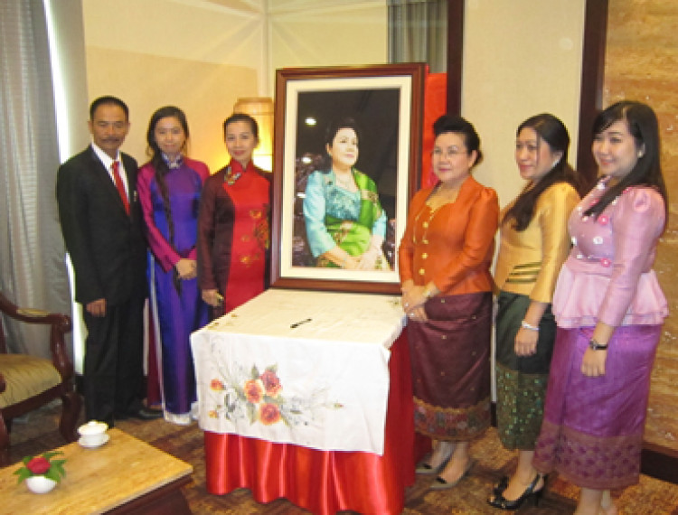 XQ Việt Nam tặng tranh thêu chân dung phu nhân Tổng Bí thư Đảng Nhân dân Cách mạng Lào - 1
