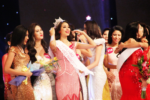 PHẠM THỊ HƯƠNG ĐĂNG QUANG HOA HẬU HOÀN VŨ VIỆT NAM 2015 - 3