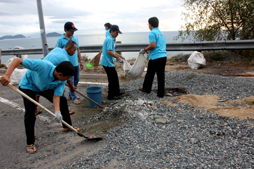 Nha Trang: Tình nguyện dọn rác đèo Cù Hin - 2
