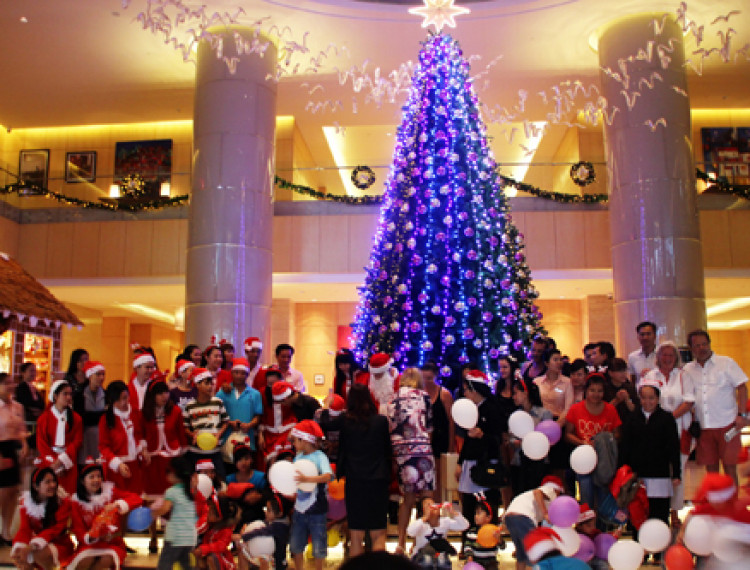 Nha Trang: Trẻ mồ côi dự Noel tại khách sạn 5 sao - 1