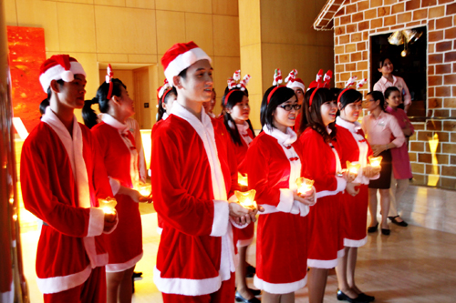Nha Trang: Trẻ mồ côi dự Noel tại khách sạn 5 sao - 2