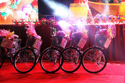 Nha Trang: Tặng 700 phần quà và 12 xe đạp cho các em thiếu nhi - 2