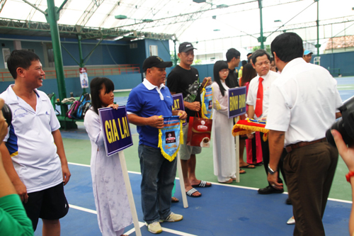 Nha Trang: Cà phê Mê Trang tổ chức giải quần vợt mở rộng lần 7 và tặng quà cho trẻ em nghèo - 4