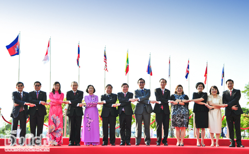 LONG TRỌNG LỄ THƯỢNG CỜ ASEAN - 6