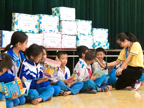 Trao tặng 6.000 đầu sách cho học sinh Hà Tĩnh - 3
