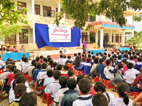Trao tặng 6.000 đầu sách cho học sinh Hà Tĩnh - 4