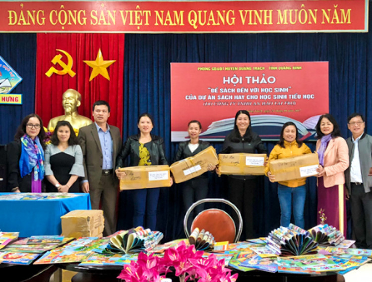 Trao tặng 6.000 đầu sách cho học sinh Hà Tĩnh - 1