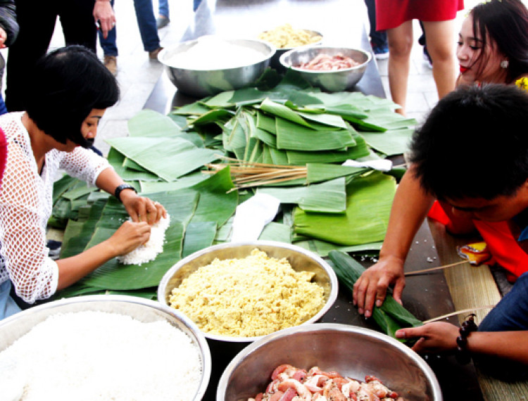 Nha Trang: Tổ chức nấu bánh tét cho du khách và người địa phương - 1