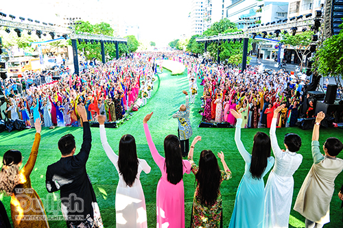 Rợp sắc màu Phố đi bộ Nguyễn Huệ với hàng ngàn tà áo dài rực rỡ - 5