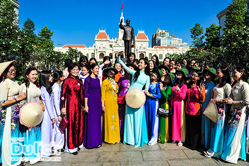 Rợp sắc màu Phố đi bộ Nguyễn Huệ với hàng ngàn tà áo dài rực rỡ - 4