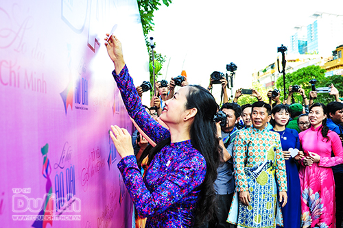 Rợp sắc màu Phố đi bộ Nguyễn Huệ với hàng ngàn tà áo dài rực rỡ - 7