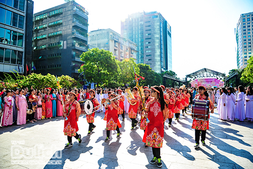 Rợp sắc màu Phố đi bộ Nguyễn Huệ với hàng ngàn tà áo dài rực rỡ - 12