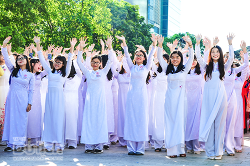 Rợp sắc màu Phố đi bộ Nguyễn Huệ với hàng ngàn tà áo dài rực rỡ - 11