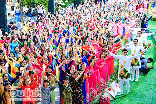 Rợp sắc màu Phố đi bộ Nguyễn Huệ với hàng ngàn tà áo dài rực rỡ - 15