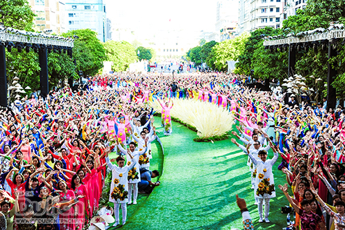 Rợp sắc màu Phố đi bộ Nguyễn Huệ với hàng ngàn tà áo dài rực rỡ - 14