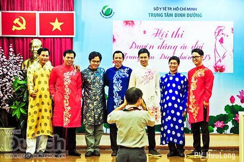 Bác sĩ - điều dưỡng Trung tâm Dinh dưỡng TPHCM  bày tỏ tình yêu với áo dài - 4