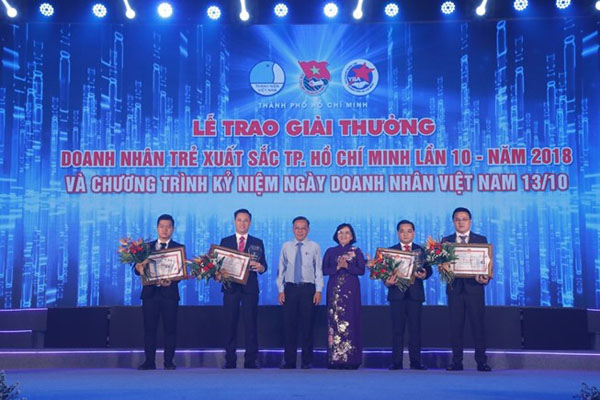 Ông Trần Văn Long – Tổng Giám đốc Du Lịch Việt nhận giải thưởng Doanh nhân trẻ xuất sắc TPHCM - 2