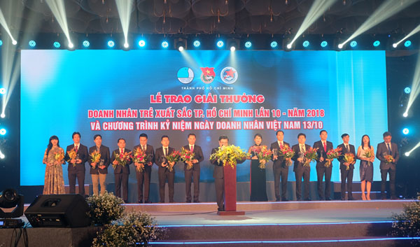 Ông Trần Văn Long – Tổng Giám đốc Du Lịch Việt nhận giải thưởng Doanh nhân trẻ xuất sắc TPHCM - 3