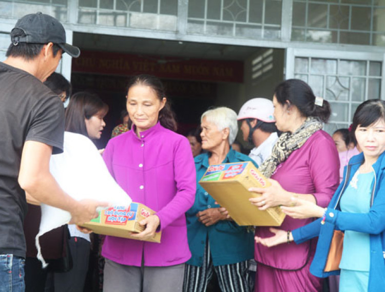 Hội Doanh nhân trẻ Khánh Hòa cứu trợ đồng bão lụt - 1