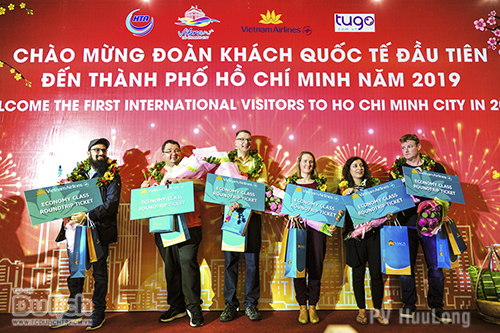 TP.Hồ Chí Minh đón đoàn khách xông đất đầu năm 2019 - 1