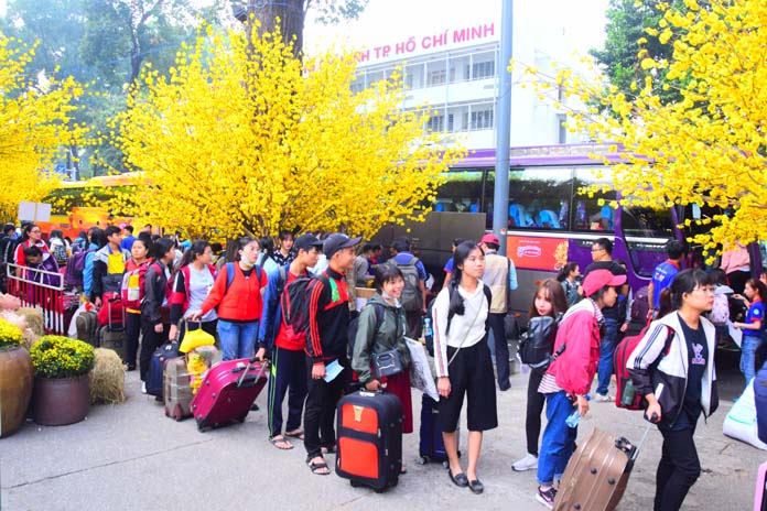 TP.HCM: 2.500 sinh viên có hoàn cảnh khó khăn được tặng vé xe quê đón Tết - 1