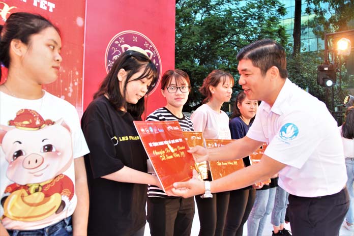 TP.HCM: 2.500 sinh viên có hoàn cảnh khó khăn được tặng vé xe quê đón Tết - 3