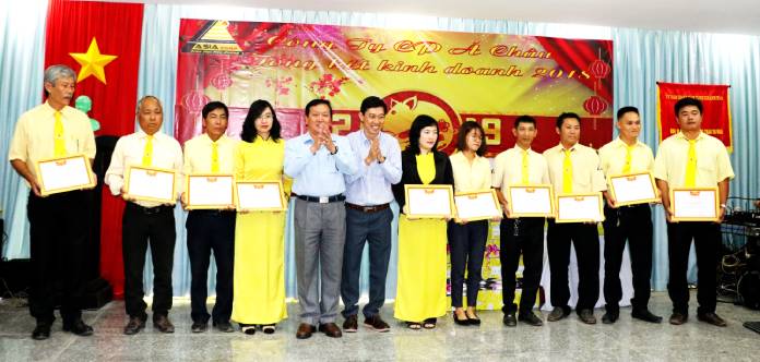 Công ty CP Á Châu nhận cờ  đơn vị dẫn đầu phong trào thi đua của tỉnh Khánh Hòa - 2