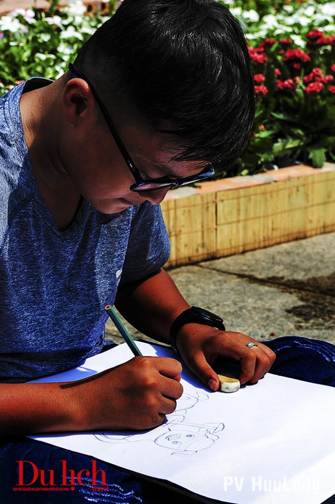 Theo chân các họa sĩ nhí thực tập vẽ ghi tại Đường hoa Xuân Nguyễn Huệ trước giờ G - 7
