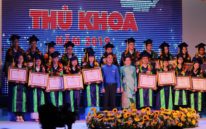 TP.Hồ Chí Minh: 66 thủ khoa Đại học, học viện, cao đẳng được vinh danh - 1