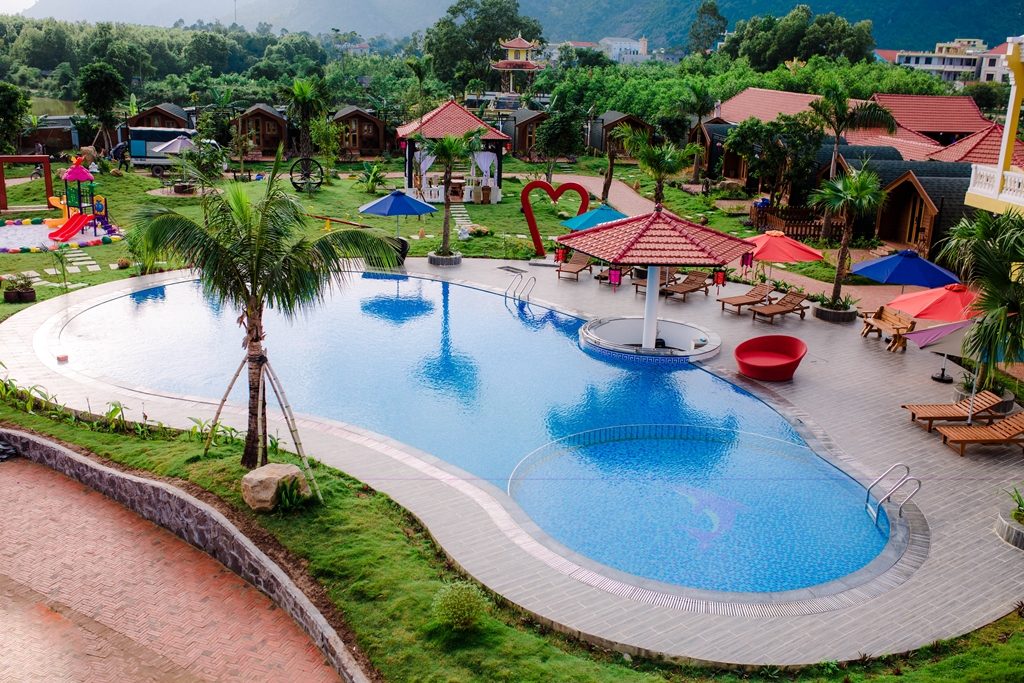 Đoàn Gia Resort Phong Nha: Khu hồ bơi độc đáo của Đoàn Gia Resort Phong Nha. 