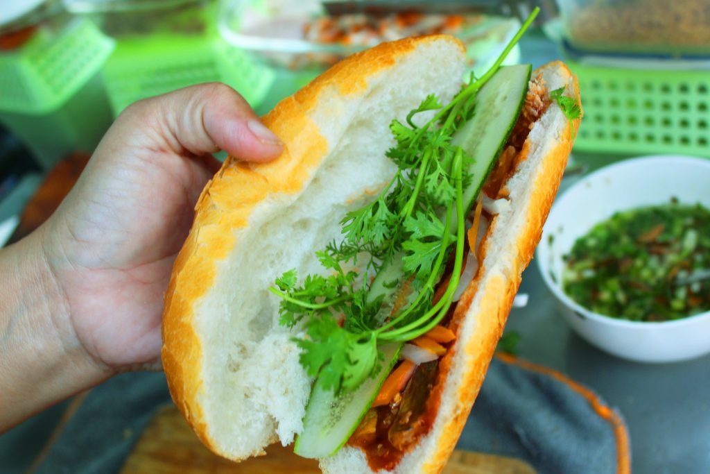 Bánh mì Việt Nam có nhiều giá trị dinh dưỡng nên có thể ăn thay cho bữa cơm.
