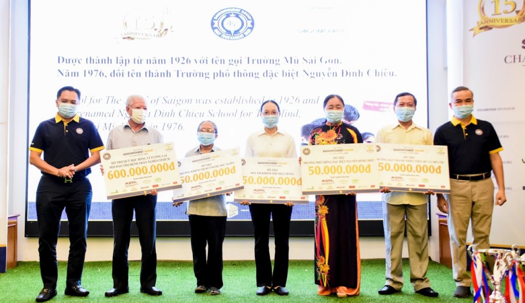 Saigontourist Group trao tặng 650 suất học bổng cho trẻ em nghèo hiếu học - 1