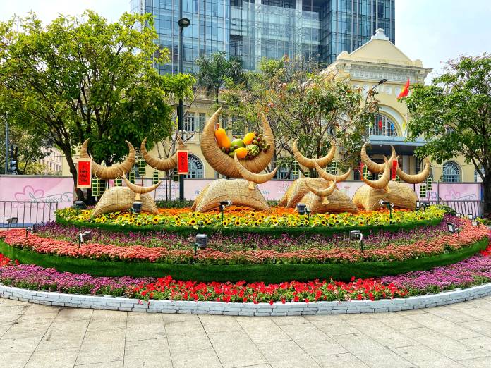 Đường hoa Nguyễn Huệ xuân Tân Sửu 2021 rực rỡ với chủ đề “Thành phố Hồ Chí Minh: Văn minh – Hiện đại – Nghĩa tình” - 1