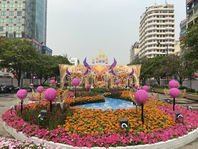 Đường hoa Nguyễn Huệ xuân Tân Sửu 2021 rực rỡ với chủ đề “Thành phố Hồ Chí Minh: Văn minh – Hiện đại – Nghĩa tình” - 2