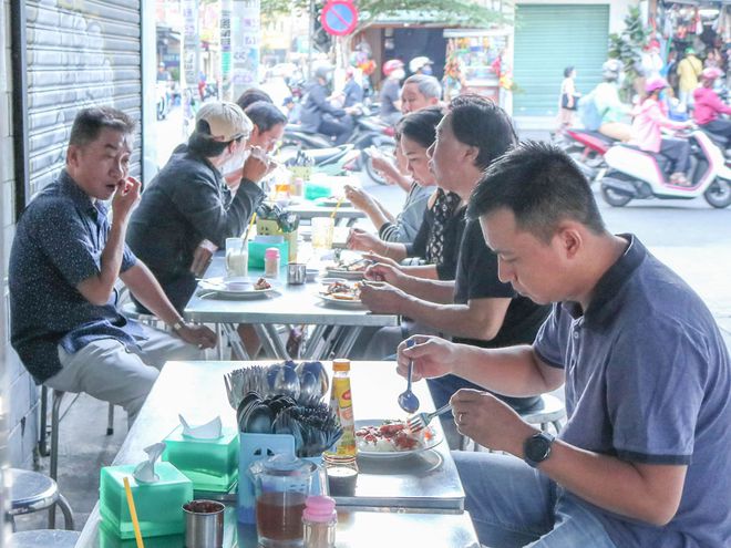 Người Sài Gòn 'chơi sang' ăn sáng cơm tấm sườn 70-100 ngàn vì ngon ngay trung tâm TP - 1