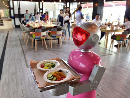 Ăn gì - Robot biết nấu ăn và phục vụ thực khách ở Trung Quốc