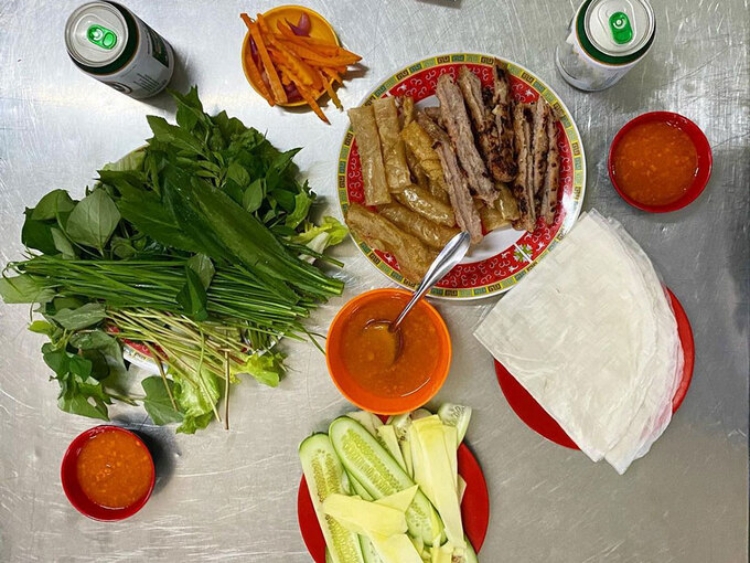 Khác biệt cách ăn nem nướng Nha Trang ở Sài Gòn, Hà Nội - 1