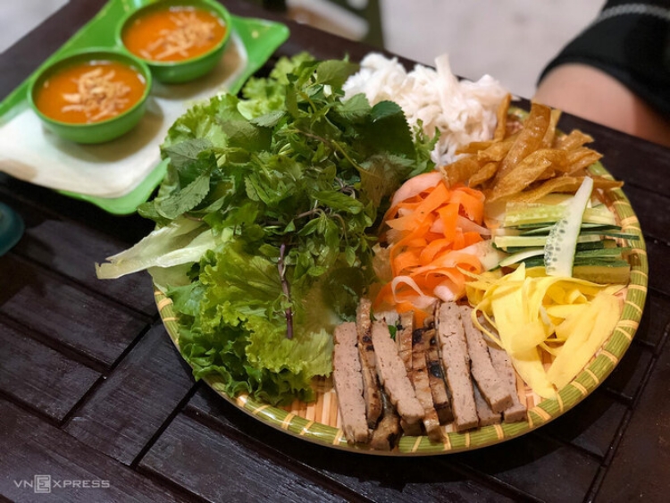 Khác biệt cách ăn nem nướng Nha Trang ở Sài Gòn, Hà Nội - 2