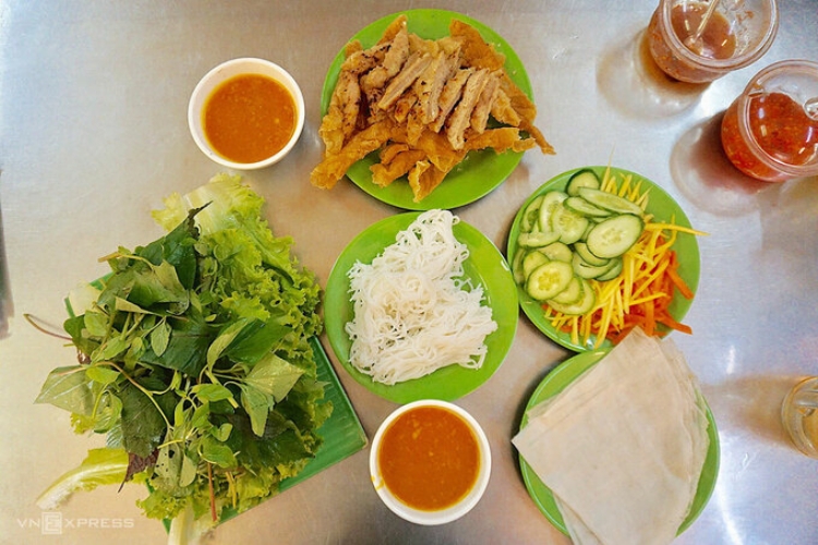 Khác biệt cách ăn nem nướng Nha Trang ở Sài Gòn, Hà Nội - 3