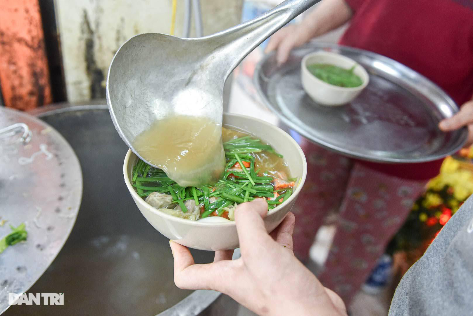 Bún riêu Nam bộ, mỹ vằn thắn có gì ngon mà kìn kìn khách đến ăn, chủ hàng tậu được nhà phố cổ - 3