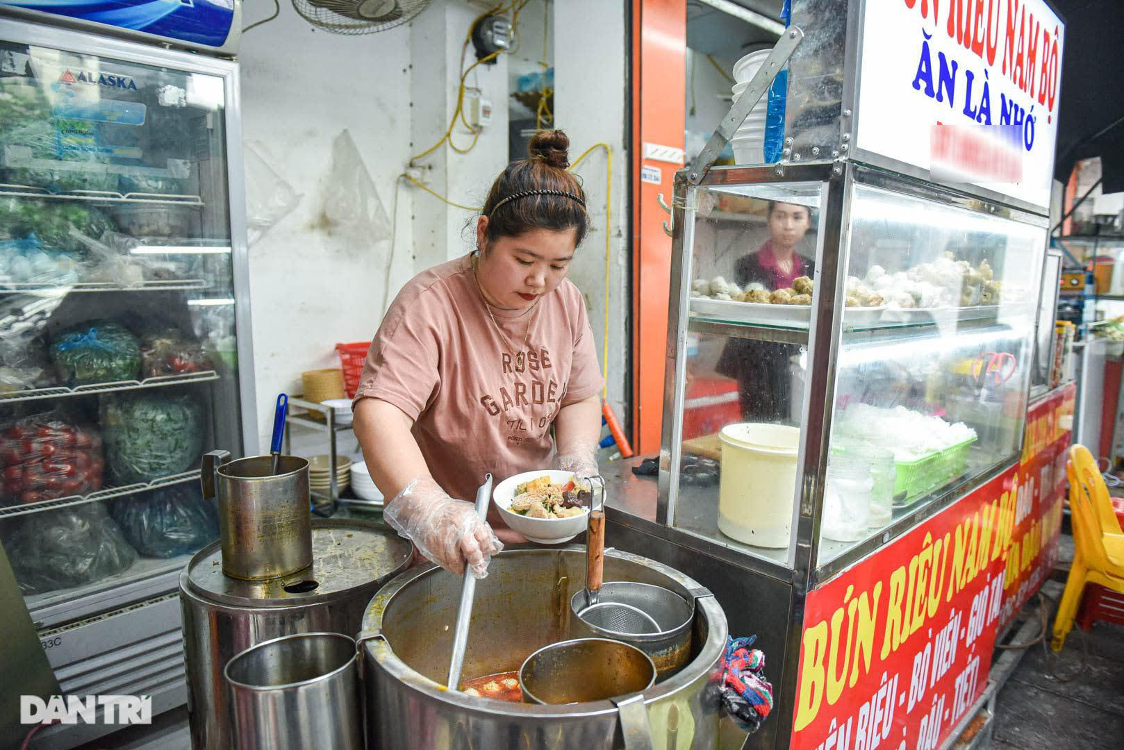 Bún riêu Nam bộ, mỹ vằn thắn có gì ngon mà kìn kìn khách đến ăn, chủ hàng tậu được nhà phố cổ - 7